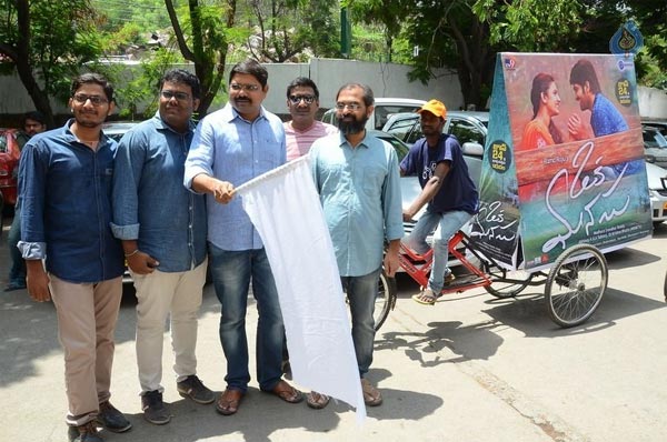 oka manasu,tri cycle promotions,madhura sridhar reddy  'ఒక మనసు'కి రిక్షా ప్రమోషన్స్!